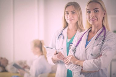 tıbbi ofiste geçti silah ile duran üç kendine güvenen kadın doktor portresi.