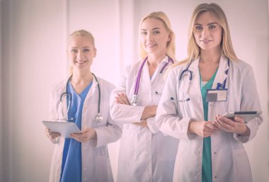tıbbi ofiste geçti silah ile duran üç kendine güvenen kadın doktor portresi.