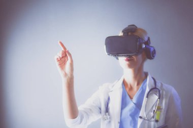 Sanal gerçeklik gözlüğü takan kadın doktor beyaz arka planda izole edilmiş..