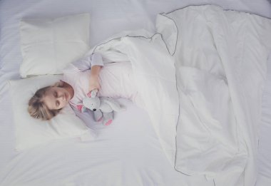 Güzel bir kadın yüzü beyaz stüdyoya yakın.