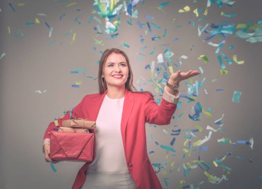 Hediye kutusu ile konfeti kutlama partisinde güzel mutlu kadınla. Doğum günü veya yeni yıl arifesi kavramı kutlama