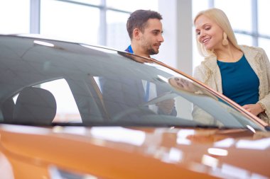 yatakta uyuyan güzel genç sarışın kadın