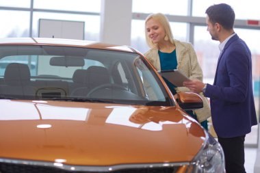 yatakta uyuyan güzel genç sarışın kadın