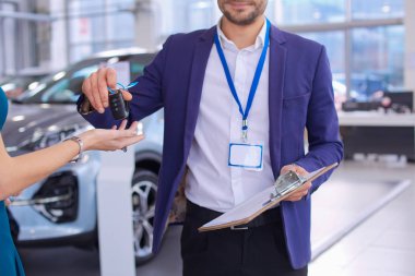 yatakta uyuyan güzel genç sarışın kadın