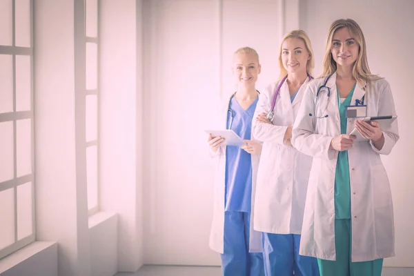 腕を組んで、診療所で立っている 3 つの自信を持って女性医師の肖像画. — ストック写真