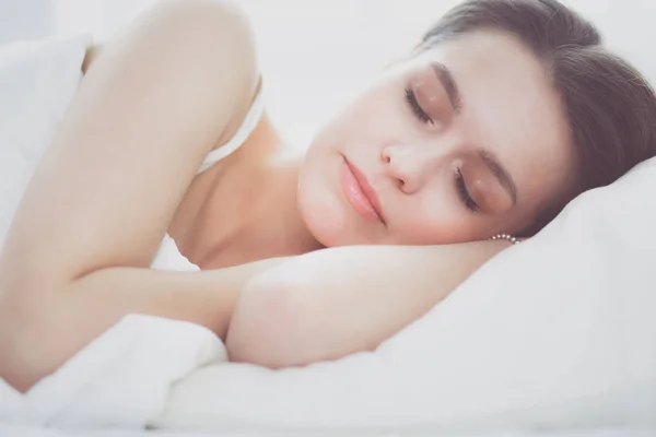 Menina bonita dorme no quarto, deitada na cama . — Fotografia de Stock