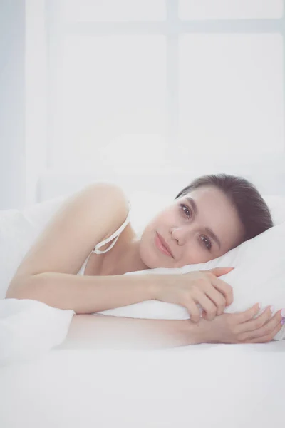 Hermosa chica duerme en el dormitorio, acostado en la cama . — Foto de Stock