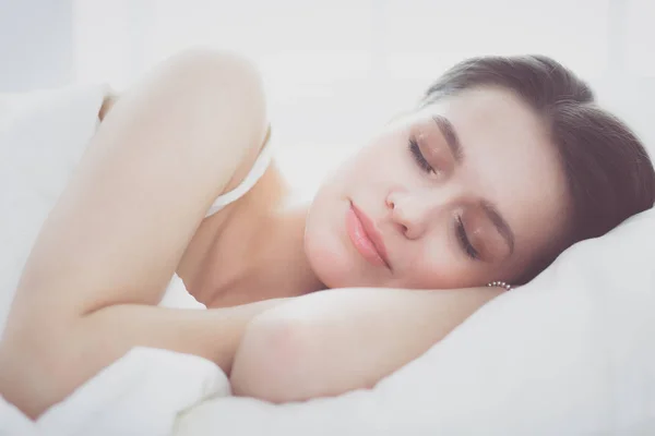 Gyönyörű lány alszik a hálószobában ágyon. — Stock Fotó