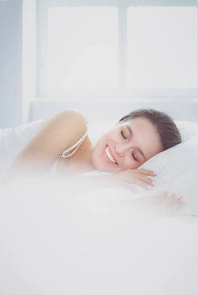 Hermosa chica duerme en el dormitorio, acostado en la cama . — Foto de Stock