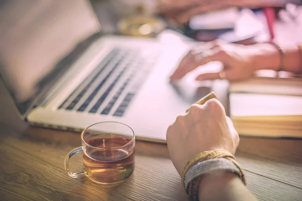 Young woman on a coffee break or enjoying the coffee-break, Using laptop computer. — Stock Photo, Image