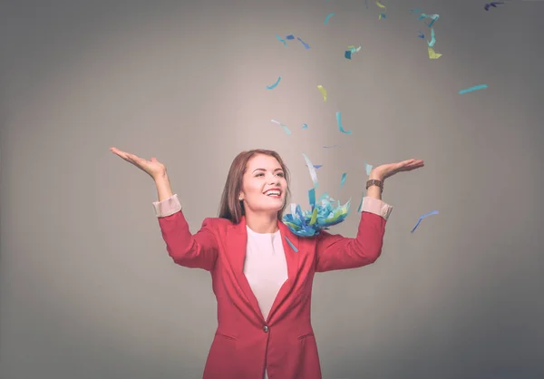Hermosa mujer feliz en la fiesta de celebración con confeti. Cumpleaños o Nochevieja celebrando el concepto . — Foto de Stock