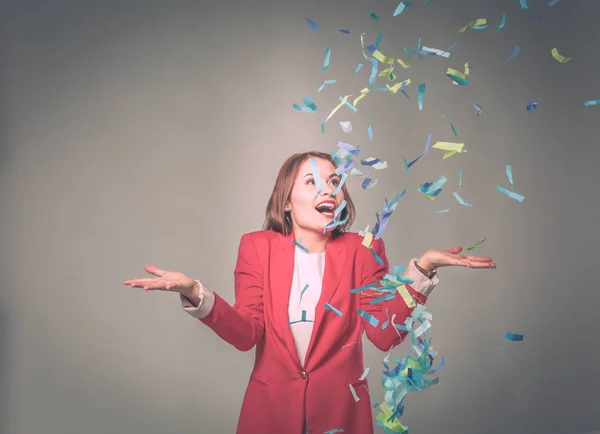 Mooie gelukkige vrouw op feest feestje met confetti. Verjaardag of nieuwe jaar vooravond vieren concept. — Stockfoto