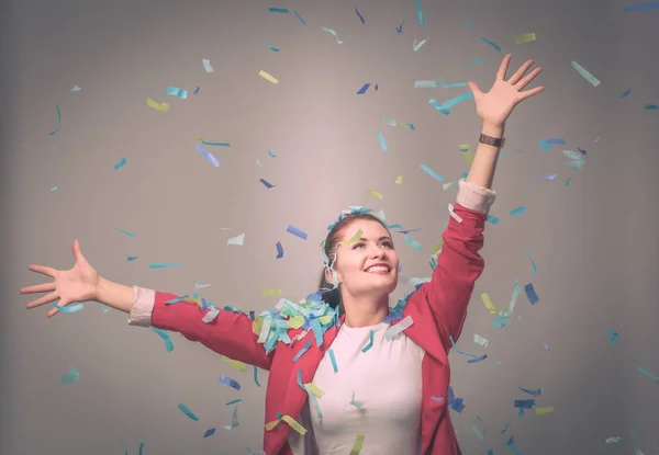 Portreit bella donna felice alla festa di festa con coriandoli. Compleanno o Capodanno celebrando il concetto . — Foto Stock