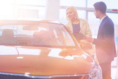 yatakta uyuyan güzel genç sarışın kadın