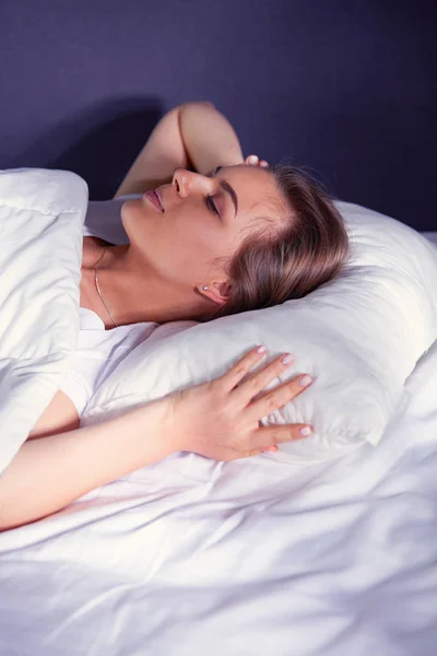 Bella giovane donna bionda che dorme a letto — Foto Stock