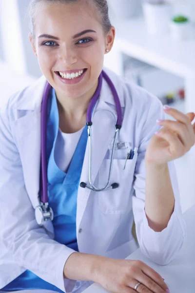 Close-up Retrato de médico fêmea amigável com estetoscópio e tablet nas mãos. — Fotografia de Stock