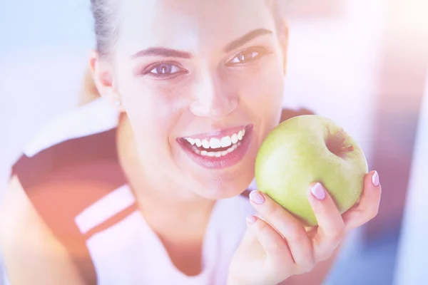 Portrait rapproché d'une femme souriante et en bonne santé à la pomme verte. — Photo