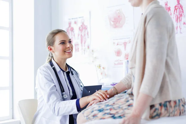 Dottore e paziente discutono di qualcosa mentre sono seduti al tavolo. Medicina e concetto di assistenza sanitaria — Foto Stock