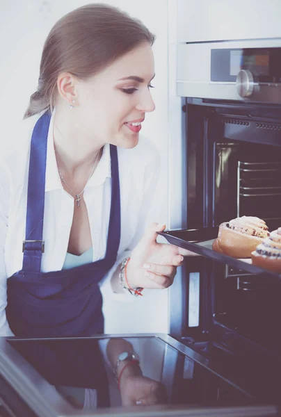 Mujer cocinero celebración plato con productos horneados caseros — Foto de Stock