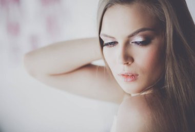 Güzel bir kadın yüzü beyaz stüdyoya yakın.