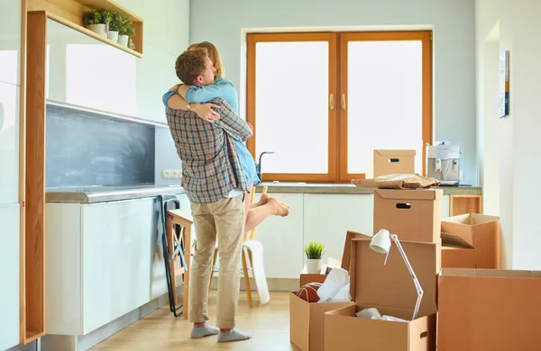 Retrato de una joven pareja mudándose a un nuevo hogar. Pareja joven — Foto de Stock