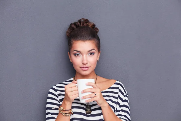 Mujer joven de pie con copa, aislada sobre fondo gris. Mujer joven —  Fotos de Stock