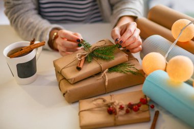 Noel hediye kutusu dekorasyon kadın elleri. Kadının elleri