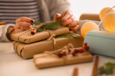 Noel hediye kutusu dekorasyon kadın elleri. Kadının elleri