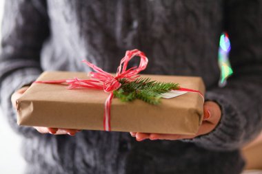 Noel hediye kutusu tutan kadın elleri. Noel.