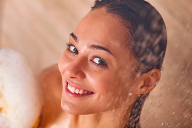 Genç beautyful kadın banyoda duş altında.