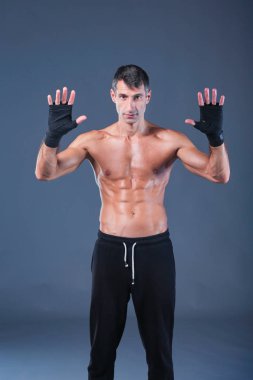yarı çıplak boksör kaydırma el portresi. Kişisel fitness eğitmeni. Kişisel eğitim.