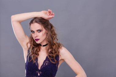 Güzel genç kadın yüz portresi. Gri arka plan üzerinde izole.