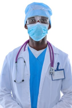 Maske takan ve üniforma giyen bir doktorun portresi. Beyaz arka planda izole edilmiş. Doktor..