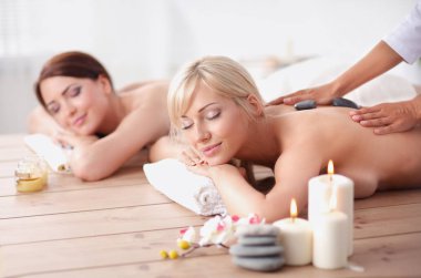 Rahatlatıcı ve spa merkezinde zevk iki genç güzel kadın. İki genç güzel kadın rahatlatıcı