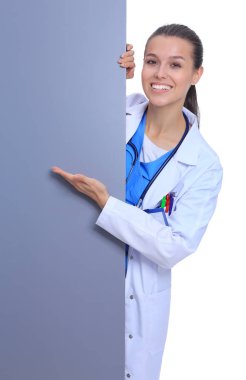 Boş reklam panosu olan bir kadın doktor. Kadın doktor