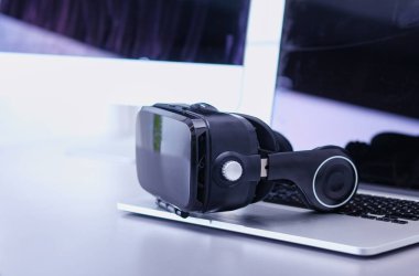 Bilgisayarlı sanal gerçeklik gözlükleri. İş. 3D teknoloji