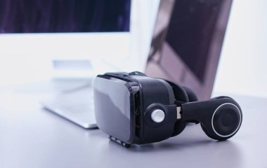 Bilgisayarlı sanal gerçeklik gözlükleri. İş. 3D teknoloji