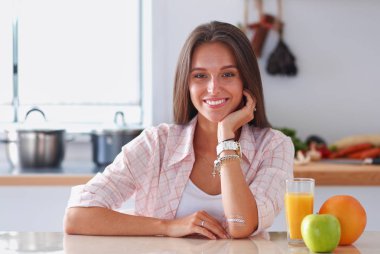 Mutfakta masada oturan genç bir kadın. Genç kadın.
