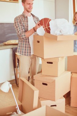 Karton açma çift yeni evlerinde kutuları. Genç Çift.