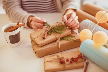 Noel hediye kutusu dekorasyon kadın elleri. Kadının elleri