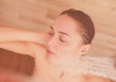 Genç beautyful kadın banyoda duş altında.