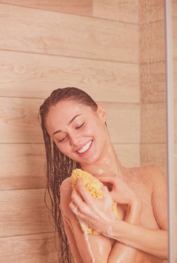 Genç beautyful kadın banyoda duş altında.