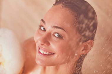 Genç beautyful kadın banyoda duş altında.