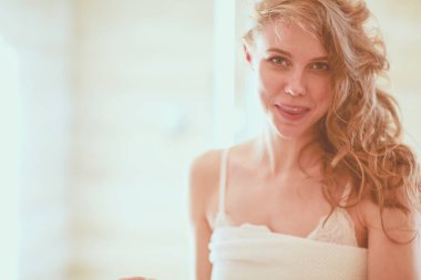 Genç beautyful kadın banyoda.