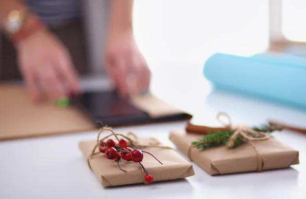 Manos de mujer decorando la caja de regalo de Navidad. Manos de mujer — Foto de Stock