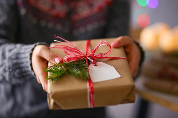 Händerna på kvinna som håller jul presentbox. Jul — Stockfoto