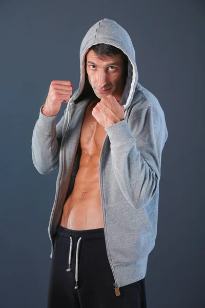 Profiel te bekijken van jonge man beoefenen van boksen. Persoonlijke instructeur. Persoonlijke training. — Stockfoto
