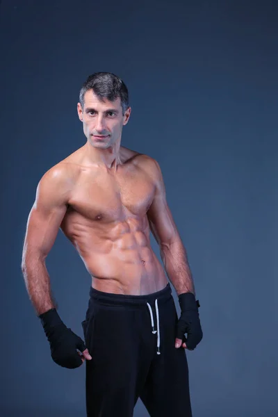 Retrato de mano envolviendo boxeador medio desnudo . — Foto de Stock