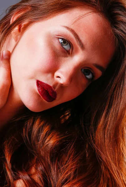 Retrato de mujer hermosa, aislado sobre fondo gris. — Foto de Stock