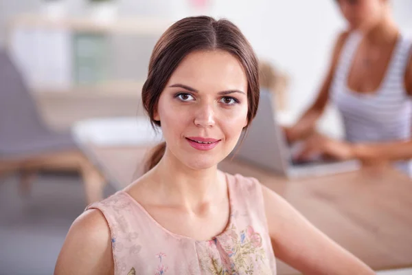 Attractive businesswoman sitting in the office. businesswoman — Stock Photo, Image